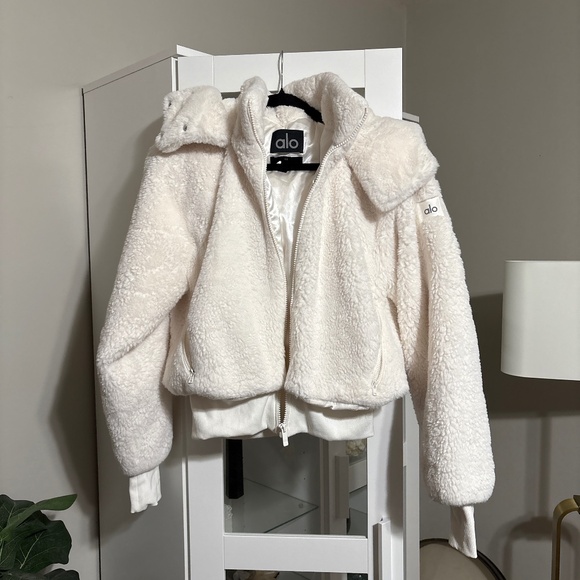 ALO Yoga Jackets & Blazers - ALO Yoga Ivory Faux Fur Foxy Jacket size XS